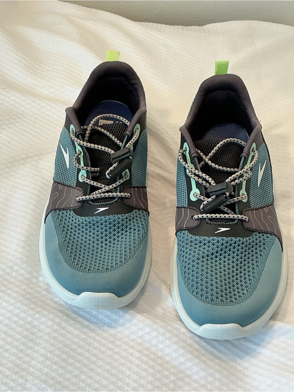 Speendo light teal mesh athletic sneakers.